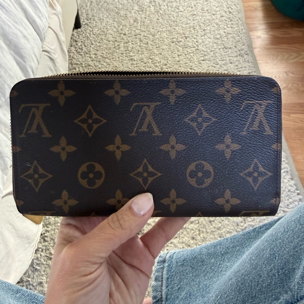 Louis Vuitton Monogram Zippy Wallet - Picture 7 of 11